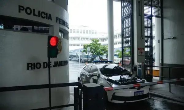 Homem é detido no Rio por contrabando de equipamentos bélicos