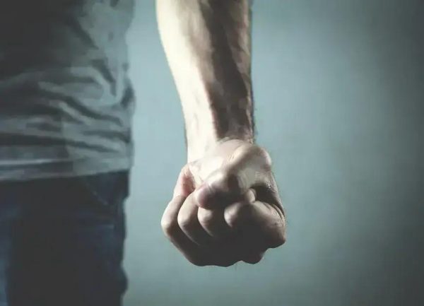 Homem reage a assédio e sofre agressão em bar de Timóteo