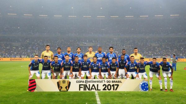 Hudson (o quarto da esquerda para a direita entre os levantados) conquistou a Copa do Brasil de 2017 pelo Cruzeiro (foto: Alexandre Guzanshe/EM/D.A Press)