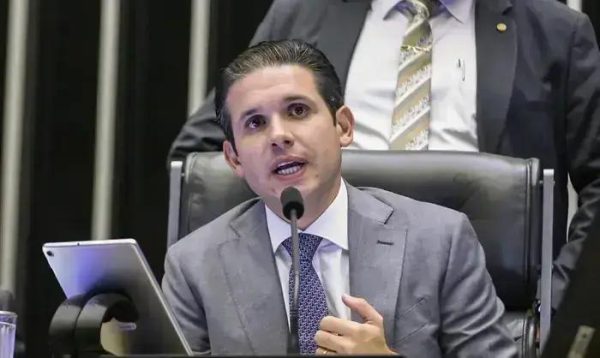 Hugo Motta deve divulgar posição sobre aumento do IOF ainda hoje