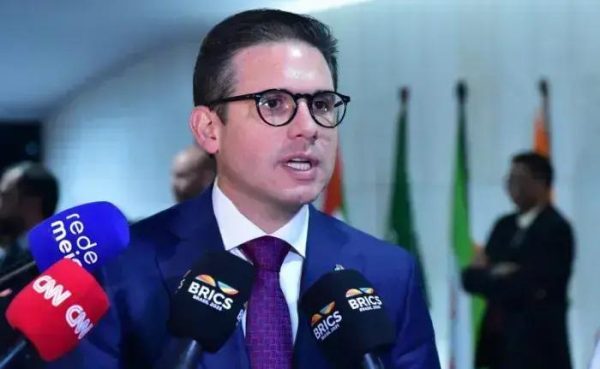 Hugo Motta propõe marco regulatório sobre inteligência artificial para o BRICS