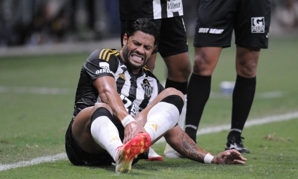 Hulk lamenta dor durante jogo do Atltico (foto: Alexandre Guzanshe/EM/DA.Press)