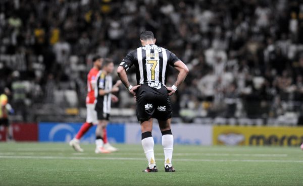 Hulk, atacante do Atltico, se lamenta na Arena MRV (foto: Alexandre Guzanshe/EM/D.A. Press)