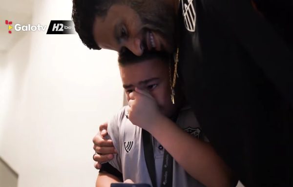 Hulk ao lado de jovem torcedor do Cear (foto: Reproduo/GaloTV)