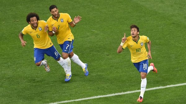 Hulk e Marcelo,  esquerda, comemoram gol de Neymar,  direita, pela Seleo Brasileira na Copa do Mundo de 2014 (foto: PEDRO UGARTE/AFP (12/6/2014))