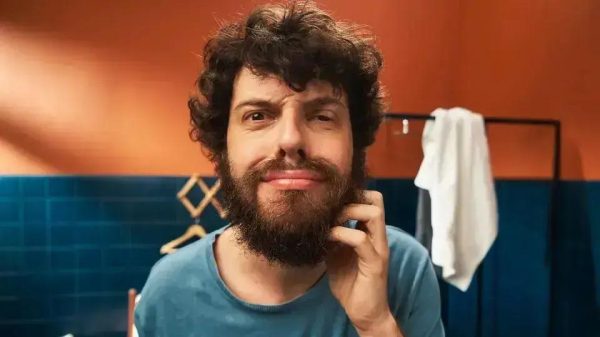Humorista Diogo Defante surpreende fãs de Lady Gaga com entrega de pizzas