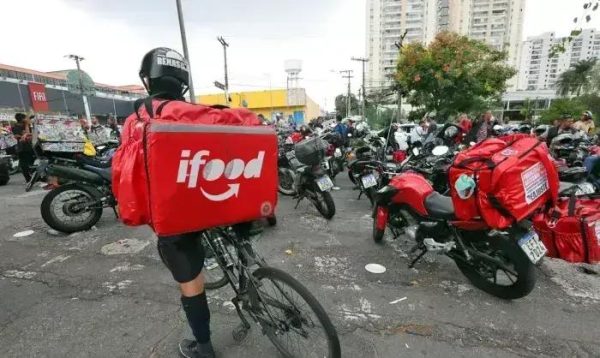 iFood divulga mudanças em seu programa, mas entregadores expressam descontentamento