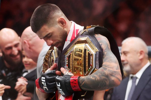 Ilia Topuria, que nocauteou Charles do Bronx e conquistou cinturo no UFC (foto: Ian Maule/Getty Images via AFP)