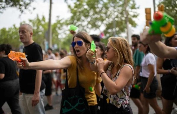 Moradores de Barcelona atacam turistas com pistolas de água