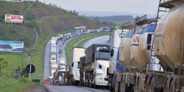 Se vai pegar estrada neste fim de semana, cuidado, rodovias mineiras têm bloqueios