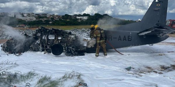 Veja o vídeo da decolagem e queda de avião na Pampulha. Dois agentes da Polícia Federal morreram