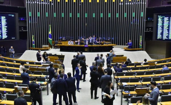 Câmara dos Deputados aprova projeto que proíbe e criminaliza o uso de cerol em pipas