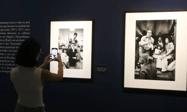 SÃ£o Paulo (SP), 09/05/2024 - Mostra 50 anos da RevoluÃ§Ã£o dos Cravos em Portugal, as primeiras fotografias de SebastiÃ£o Salgado, com curadoria de LÃ©lia Wanick Salgado, no Museu da Imagem e do Som - MIS. Foto: Rovena Rosa/AgÃªncia Brasil