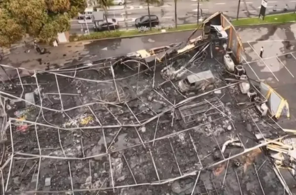 Mega incêndio destrói exposição da Casa Warner no RJ