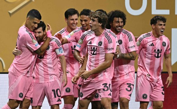 Messi comemora golao de falta junto a atletas do Inter Miami, diante do Porto, pelo Super Mundial de Clubes (foto: Paul Ellis/AFP)