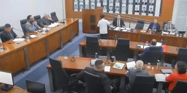 Ipatinga aprova reajuste de 0,43% para professores e gera controvérsia