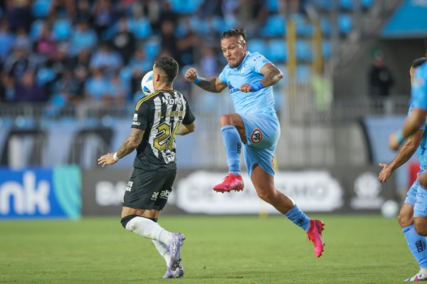 Saravia domina bola pelo Atltico, enquanto jogador do Deportes Iquique tenta desarm-lo (foto: Pedro Souza/Atltico)