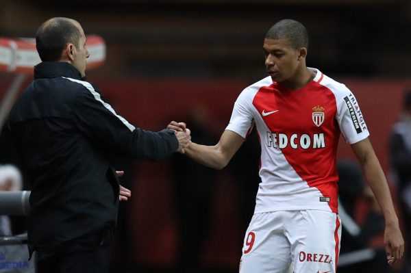 Leonardo Jardim e Kylian Mbapp se cumprimentam no Monaco (foto: Valery Hache/AFP)