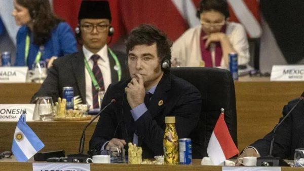 Javier Milei propõe aumento no ajuste fiscal para alcançar superávit de 1,6% do PIB