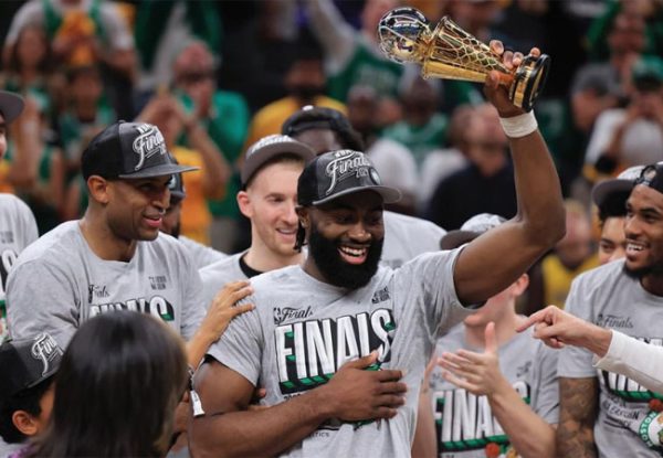 Campeo com o Boston Celtics, Jaylen Brown foi eleito o MVP das finais da NBA 2023/2024 (foto: Reproduo/Boston Celtics)