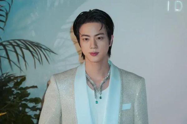 Jin do BTS é o novo apresentador do reality 'A Pousada Bizarra' na Netflix