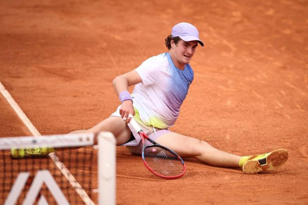 Joo Fonseca em ao em Roland Garros (foto: ANNE-CHRISTINE POUJOULAT/AFP)