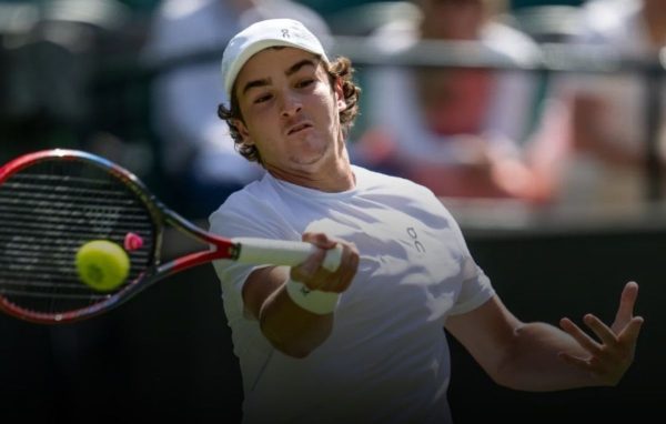 Joo Fonseca acertando a bola (foto: Divulgao / Wimbledon)