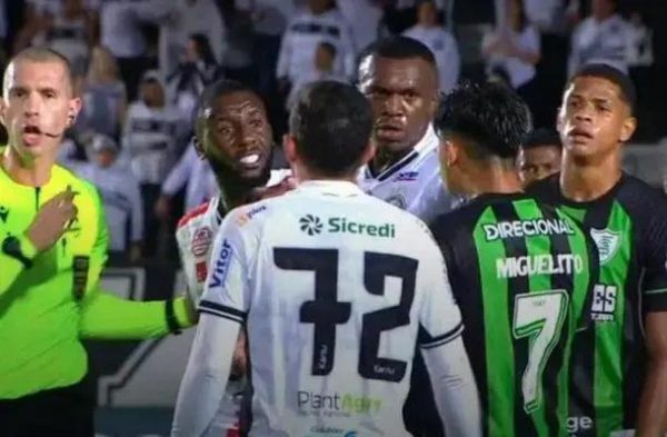 Miguelito, do América-MG, reage durante a partida