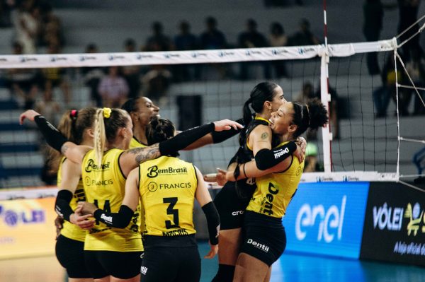 Jogadoras do Praia Clube em partida pela Superliga Feminina de Vlei (foto: Praia Clube/Divulgao)