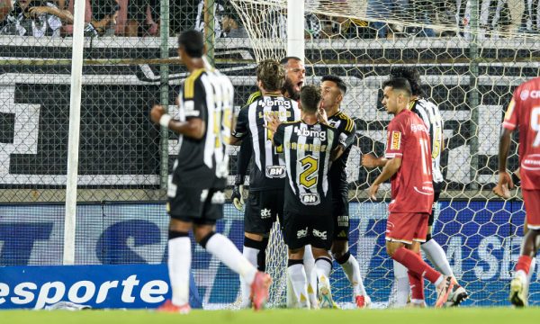 Everson celebra pnalti defendido com jogadores do Atltico (foto: Pedro Souza/Atltico)