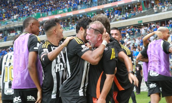 Jogadores do Atltico comemoram gol sobre o Cruzeiro (foto: Edesio Ferreira/EM/DA.Press)