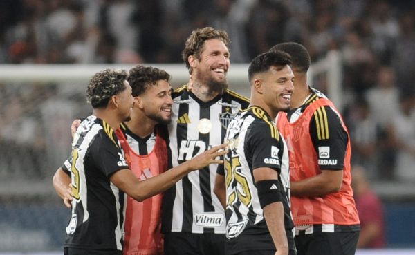 Jogadores do Atltico comemoram goleada sobre o Amrica no Campeonato Mineiro (foto: Alexandre Guzanshe/EM/D.A Press)
