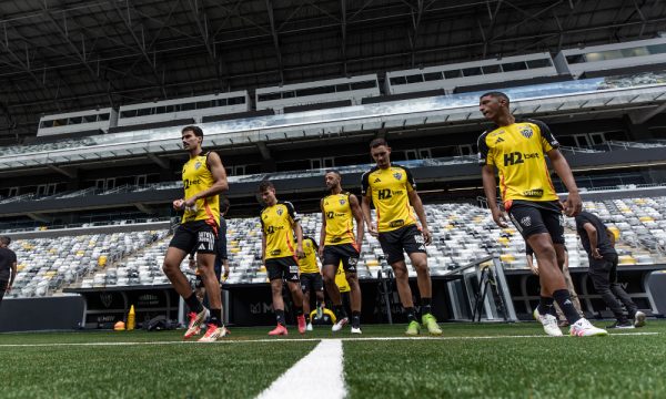 Jogadores do Atltico no primeiro treino com gramado sinttico na Arena MRV (foto: Pedro Souza/Atltico)