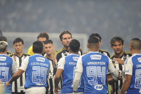 Jogadores de Atltico e Cruzeiro (foto: Alexandre Guzanshe/EM/DA.Press)