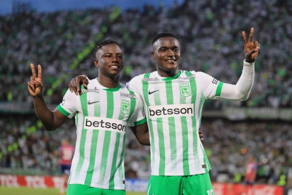 Jogadores do Atltico Nacional comemoram gol contra o Bahia (foto: Jaime Saldarriaga/AFP)