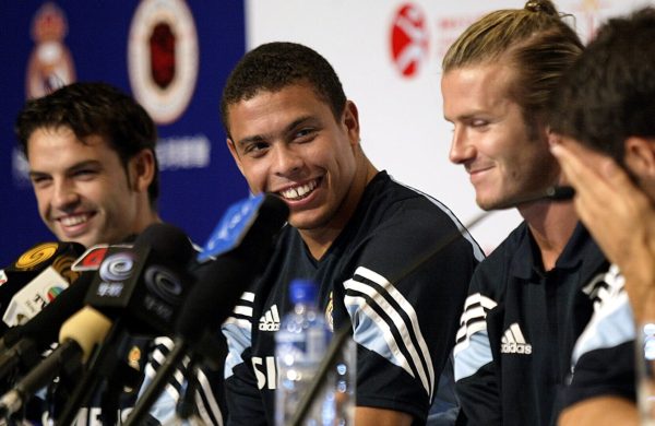 Fernando Morientes, Ronaldo e Beckham em coletiva no Real Madrid (foto: Richard A. Brooks/AFP)