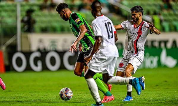 Jonathas fez trs gols pelo Amrica na vitria sobre o Pouso Alegre (foto: Mouro Panda/Amrica)