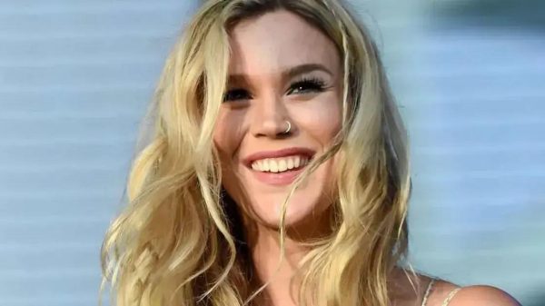 Joss Stone revela gravidez após adoção de recém-nascido