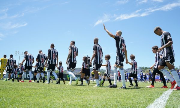 Jogadores do Atltico durante entrada no campo para enfrentar o Aymors (foto: Daniela Veiga / Atltico)