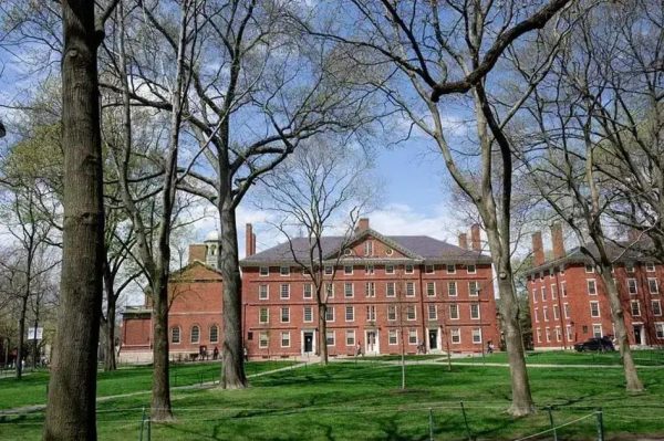 Juíza bloqueia decisão que impedia Harvard de receber alunos estrangeiros