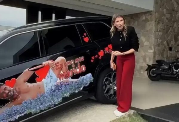 Julio Rocha surpreende esposa com carro adesivado em Dia dos Namorados