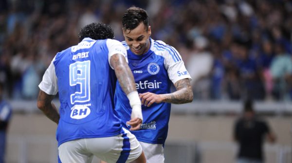 Kaio Jorge e Gabi, atacantes, comemorando gol do Cruzeiro sobre o Vila Nova (foto: Alexandre Guzanshe/EM/D.A Press)