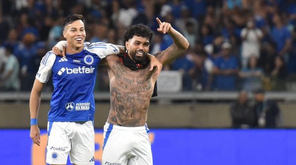 Kaio Jorge e Gabigol, atacantes do Cruzeiro, comemorando vitria sobre Flamengo, pelo Brasileiro (foto: Ramon Lisboa/EM/D.A Press)