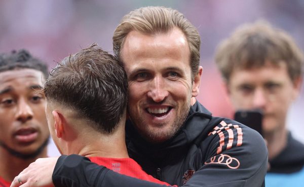 Jogadores do Bayern se abraam (foto: Ronny Hartmann/AFP)