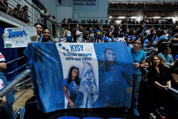 Torcedores do Minas fizeram homenagem a Kisy (foto: Hedgard Moraes/Minas Tnis Clube)