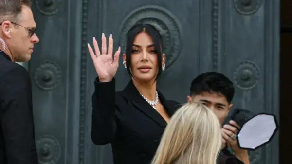 Ladrão condenado por assalto a Kim Kardashian morre após sentença