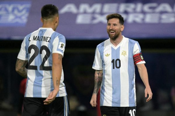 Lautaro Martnez e Messi pela Seleo Argentina (foto: JUAN MABROMATA / AFP)