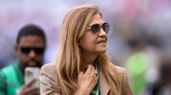 Leila Pereira, presidente do Palmeiras, em plano fechado (foto: Douglas Magno/AFP)