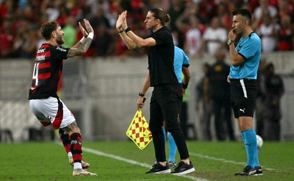 Lo Pereira comemora gol pelo Flamengo com Filipe Lus (foto: MAURO PIMENTEL/AFP)