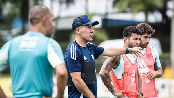 Leonardo Jardim define perfil do time titular do Cruzeiro e orienta sobre a preparação